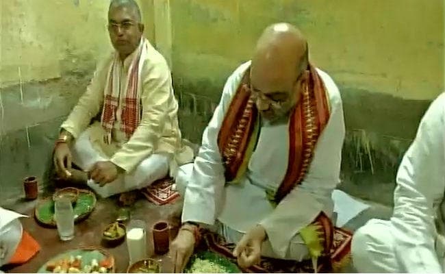 कोलकाता : अमित शाह ने भाजपा कार्यकर्ता के घर किया भोजन