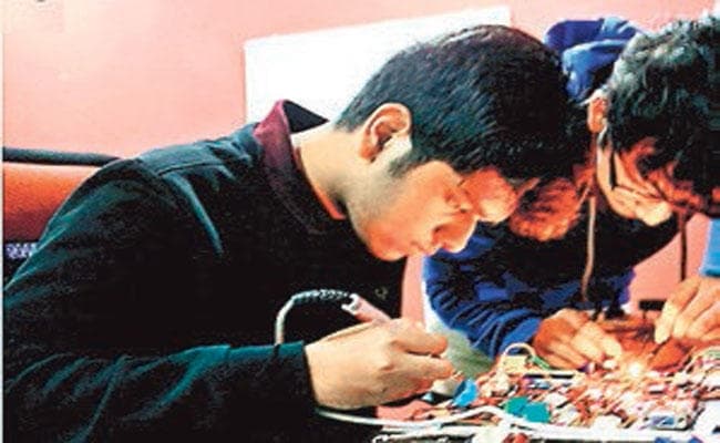 17 वर्षीय छात्र सिद्धार्थ ने महिला सुरक्षा के लिए बनाया इलेक्ट्रो शू