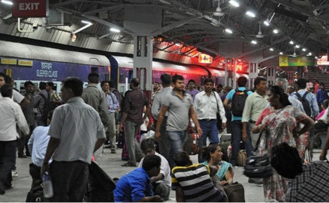 हावड़ा : 20 रुपये देकर लेना होगा प्लेटफॉर्म टिकट