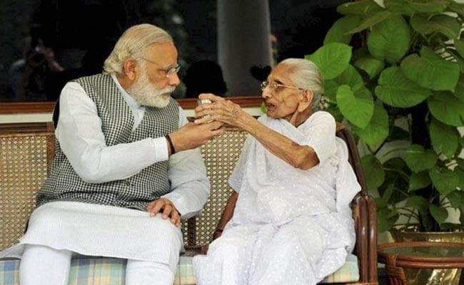 पीएम मोदी ने जन्मदिन पर मां हीराबेन से लिया आशीर्वाद