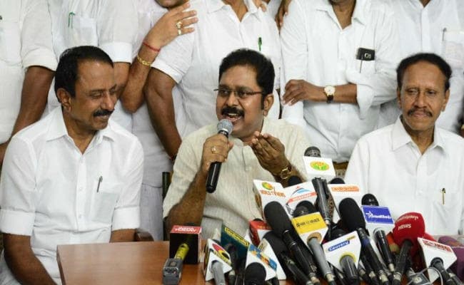 अन्नाद्रमुक की जंग : दल-बदल नियम के तहत अयोग्य ठहराये गये दिनाकरण गुट के 18 विधायक