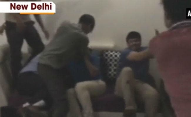 VIDEO: ''स्पेशल-26'' की तर्ज पर लूटने पहुंचे थे नकली अफसर, हुई जमकर पिटाई, आप भी देखें वीडियो