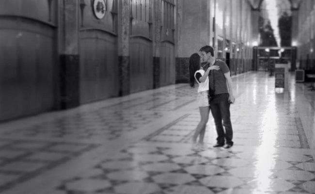 PICS: रिया सेन के बाद ब्वॉयफ्रेंड को किस करती दिखीं इलियाना डिक्रूज, ये 5 स्टार्स भी...