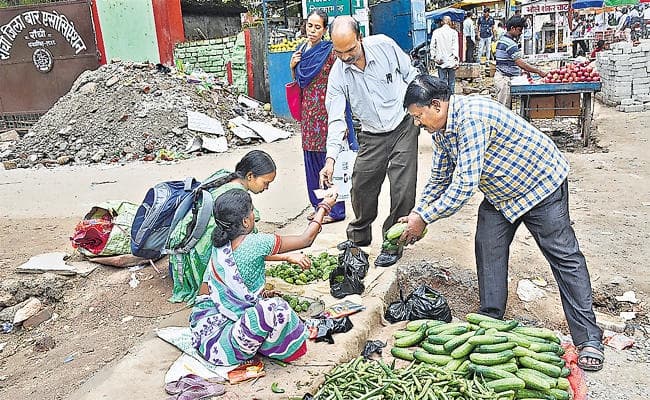 गंभीर समस्या: पॉलिथीन के दुष्प्रभावों के बारे में जानते हुए भी लापरवाह बने हुए हैं लोग ...तो, आप कब पॉलिथीन को ना कहेंगे
