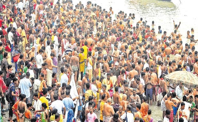 महालया पर महानगर के घाटों पर उमड़े लोग, अपने पूर्वजों को किया नमन, लाखों लोगों ने किया का तर्पण