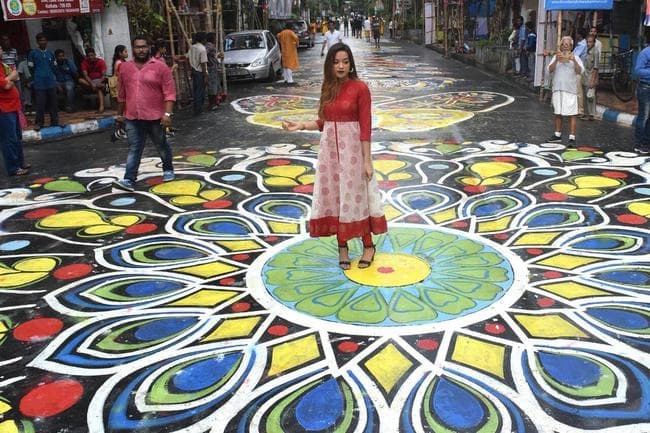 कोलकाता में बना सबसे बड़ा स्ट्रीट ‘अल्पना’, सुदर्शन पटनायक ने रेत पर बनायी मां दुर्गा की प्रतिमा