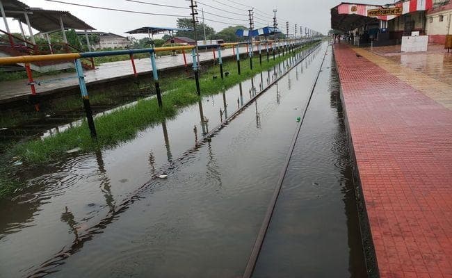 बिहार : नरकटियागंज-गोरखपुर रेलखंड पर परिचालन बंद, भारी बारिश से ट्रैक धंसने की आशंका