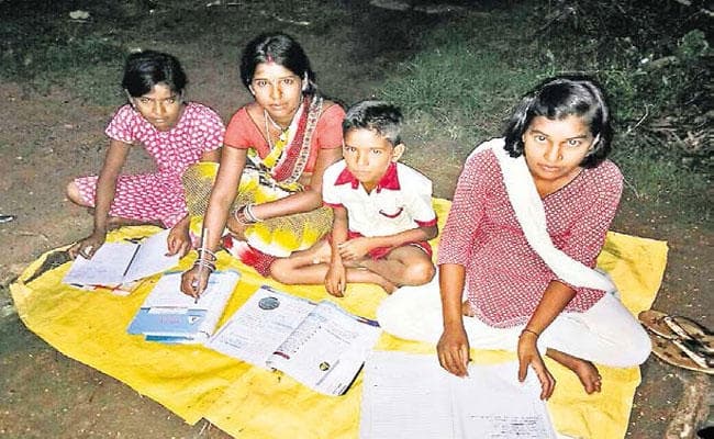 जिद: हर दिन सड़क किनारे स्ट्रीट लाइट के नीचे पढ़ते हैं बच्चे रोशनी मयस्सर नहीं, नाम रोशन करने का है जज्बा