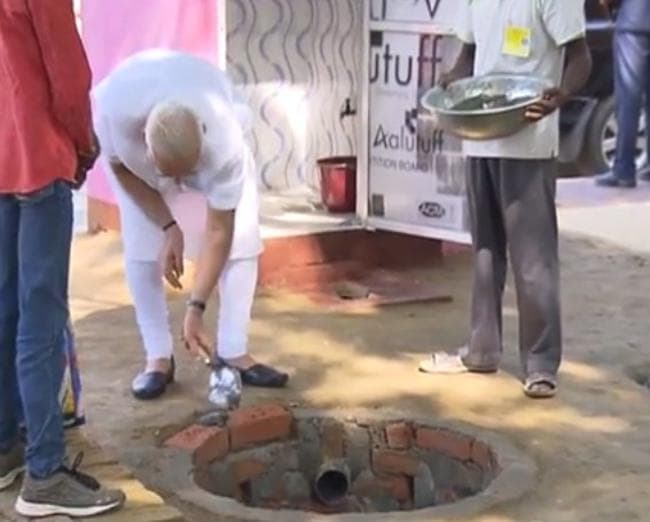 IN PICS : पीएम मोदी ने हाथ में पकड़ी ''करनी'' और करने लगे शौचालय का निर्माण