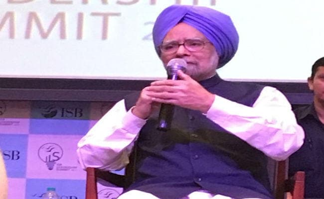 नोटबंदी एक गलत फैसला, अर्थव्यवस्था गिरावट की राह पर : मनमोहन सिंह नोटबंदी एक गलत फैसला, अर्थव्यवस्था गिरावट की राह पर : मनमोहन सिंह