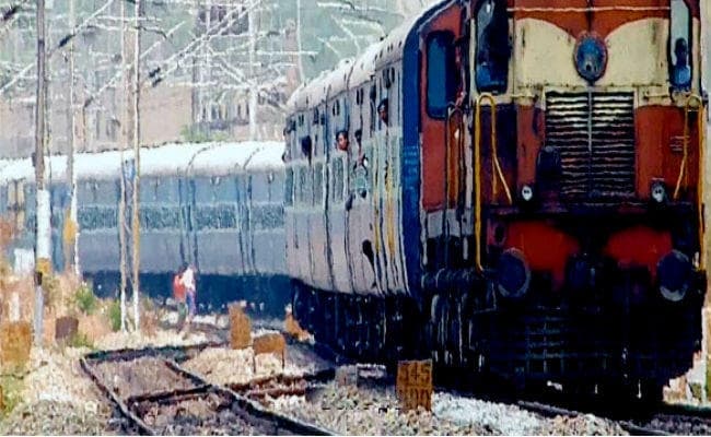 बिहार : नियमित ट्रेनों में बर्थ नहीं अब स्पेशल ट्रेनें ही सहारा