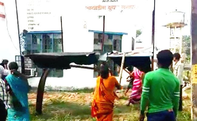 शव ले जाने के लिए एंबुलेन्स उपलब्ध नहीं कराये जाने पर फूटा गुस्सा, लोगों ने की तोड़फोड़, देखें वीडियो