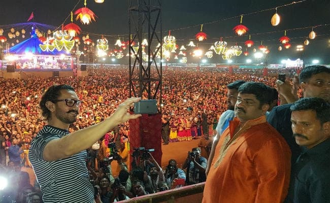 PHOTOS: वडोदरा पहुंचे आमिर खान, फैंस संग किया गरबा...