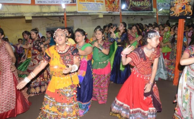 नवरात्रि में भक्ति में डूबी कोयला नगरी, महिलाओं में गरबा की धूम, देखें तसवीरें ..