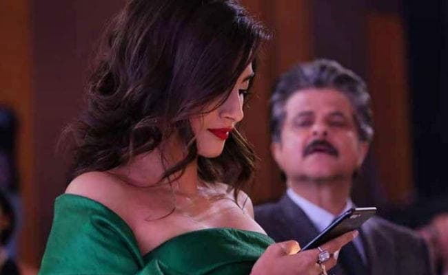 सोनम कपूर के मोबाइल में ताक-झांक करते दिखे अनिल कपूर, ”ब्वॉयफ्रेंड” ने दिया जवाब!