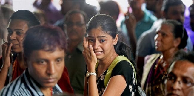 IN PICS : बारिश से बचने के लिए ब्रिज पर जमा थे लोग, अफवाह से भगदड़ मची, 22 की मौत