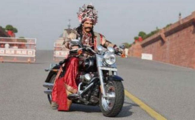 OMG : ''रावण'' का कटा चालान, इंडिया गेट पर बिना हेलमेट बाइक चलाना पड़ा महंगा