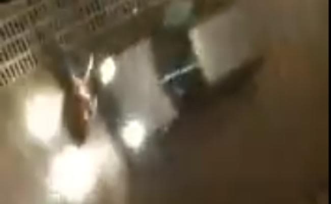 VIDEO : कटिहार में मौत का कुआं में गिरी युवती, कार ने मारी टक्कर