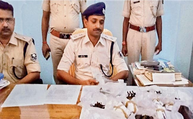 मुंगेर : जमीन खोद निकाले गये बड़ी संख्या में एके -47 के पार्ट्स