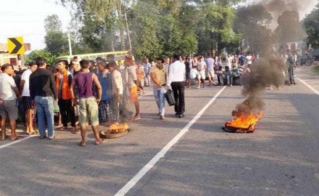 घर में घुस कर सो रहे किसान की हत्या, आक्रोशित लोगों ने की सड़क जाम कर आगजनी, DM-SP को बुलाने की मांग पर अड़े