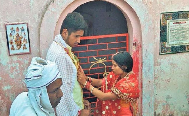 तीन वर्षों से चल रहा था प्रेम प्रसंग, लोगों ने मंदिर में करायी शादी