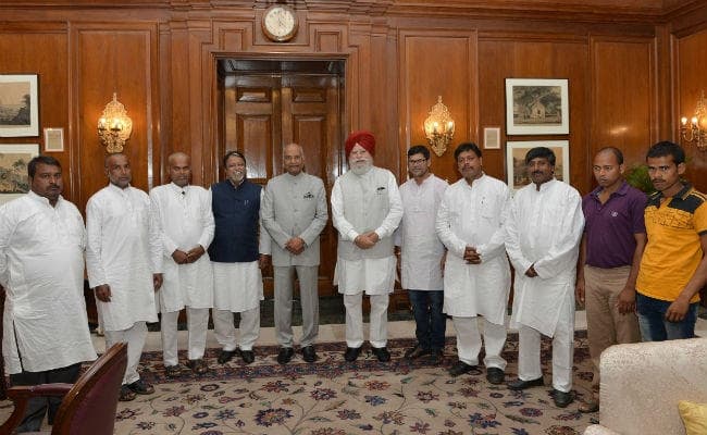 राष्ट्रपति से मिले बंगाल के दड़ीभीट में मारे गये छात्रों के पिता, की सीबीआई जांच की मांग