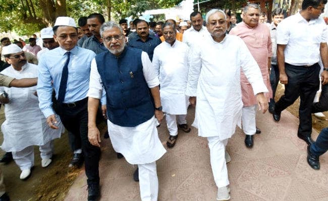 गांधी जयंती पर मुख्यमंत्री नीतीश कुमार ने बच्चों के साथ की पदयात्रा, कई नेता हुए शामिल