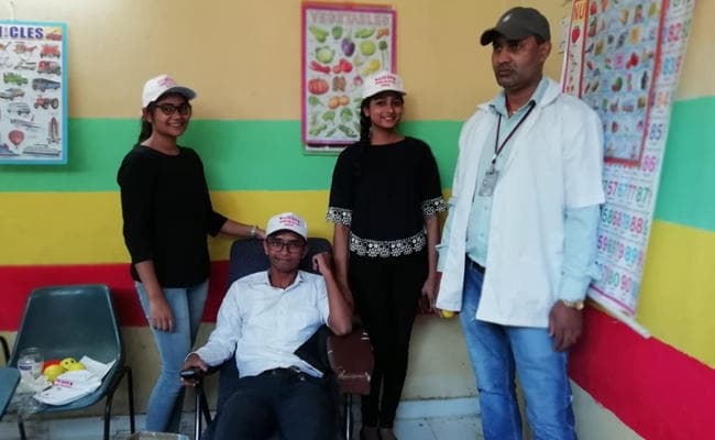 गांधी और लाल बहादुर शास्त्री को रक्तदान के जरिये दी गयी श्रद्धांजलि