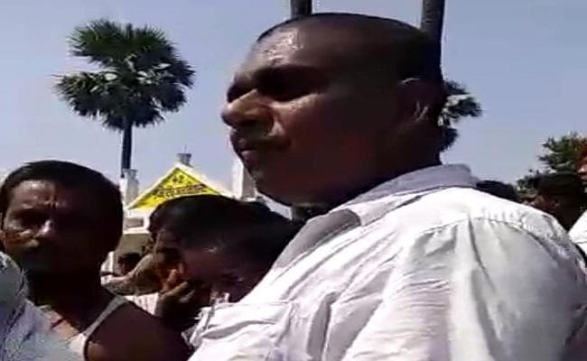 अवैध वसूली के खिलाफ हंगामा कर रहे छात्रों ने प्राचार्य को पहनाई जूतों की माला