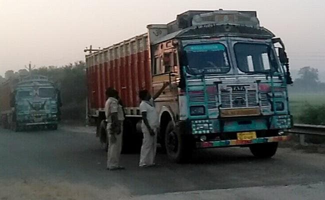बिहार के जमुई में ट्रकों से वसूली करते खाकी वर्दीधारी कैमरे में कैद