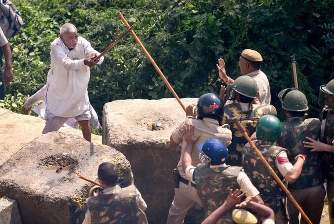 #KisanKrantiYatra : दिल्ली-यूपी बॉर्डर पर घमासान, पुलिस से भिड़े किसान