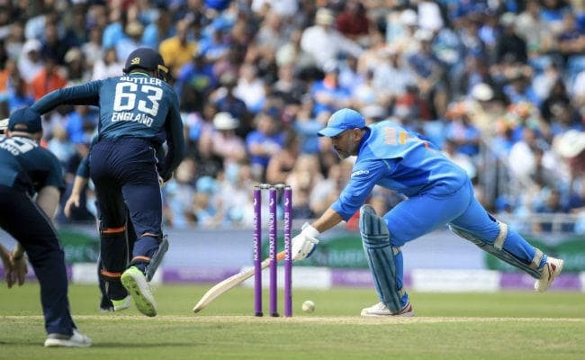 धौनी के बल्ले ने आग उगलना कर दिया है बंद, जानें किसने कहा