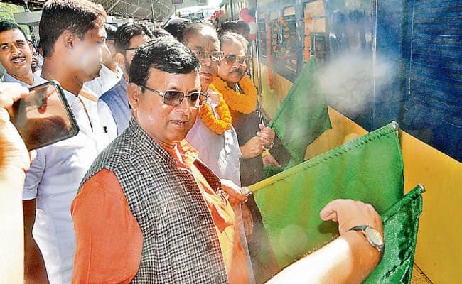 मेमू ट्रेन का परिचालन शुरू, सुदर्शन भगत ने दिखायी हरी झंडी, कहा रांची-टोरी रूट से राजधानी एक्सप्रेस भी चलवायेंगे