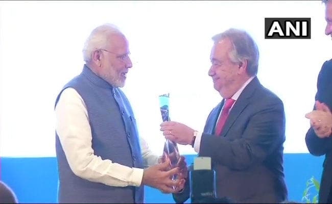 VIDEO: पीएम मोदी को किया गया ''चैंपियंस ऑफ द अर्थ'' अवॉर्ड से सम्मानित