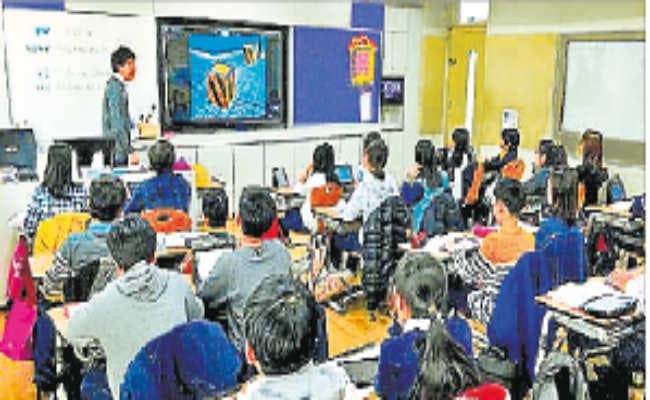 स्मार्ट क्लास में प्रोजेक्टर के जरिये पढ़ेंगे सरकारी स्कूलों के बच्चे
