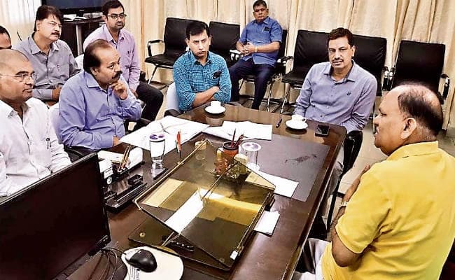 रांची : अफसरों के साथ नगर विकास मंत्री सीपी सिंह ने की बैठक, बोले, हरमू फ्लाइओवर, एलिवेटेड रोड पर नौ तक लें निर्णय