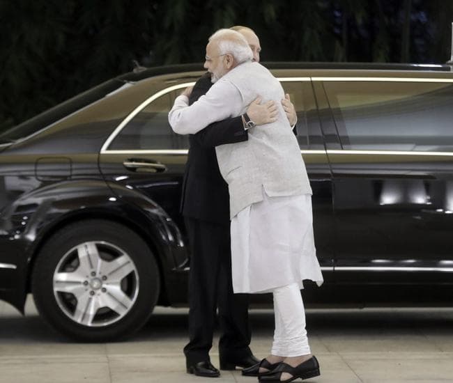 IN PICS : भारत पहुंचे रूस के राष्ट्रपति पुतिन, पीएम मोदी ने लगाया गले