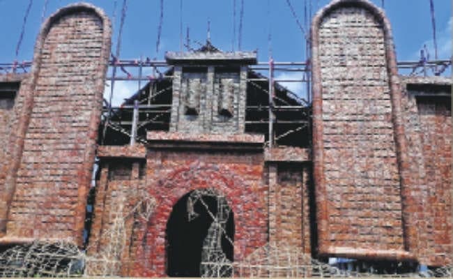 चांचल में बाहुबली के राजमहल की तर्ज पर पंडाल