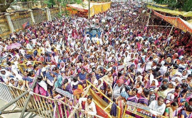 नौ सूत्री मांगों को लेकर आंगनबाड़ी सेविका-सहायिकाओं ने धरना दिया