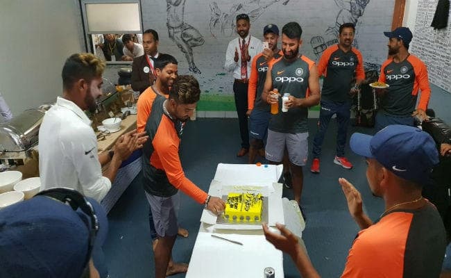 Rishabh Pant : ड्रेसिंग रूम में केक काटकर और मैदान पर बल्ले से छक्का जड़कर मनाया जन्मदिन का जश्न