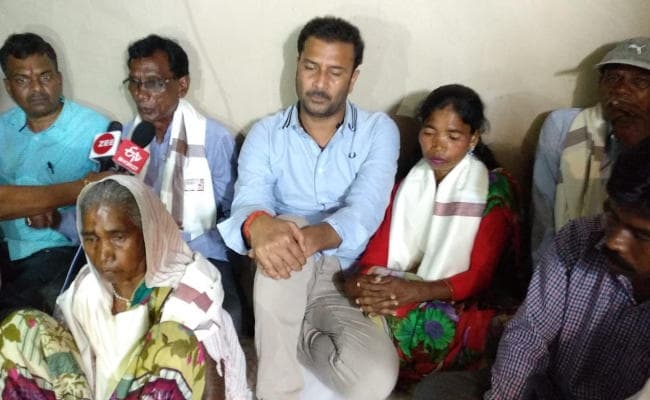 सुदेश महतो स्वतंत्रता सेनानी के घर पहुंचे, कहा : धन्य है करमाटांड़ गांव, जहां बापू के चरण पड़े