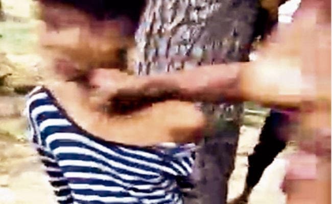 वैशाली : किशोर को पेड़ में बांधकर पीटा, पिता के बयान पर 11 लोगों पर पुलिस ने दर्ज की प्राथमिकी