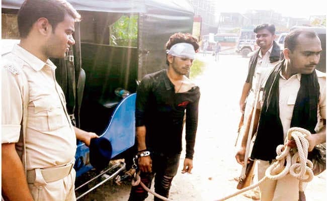 बाइक चोरी करते पकड़ाया शातिर पिटाई के बाद भीड़ ने नाखून उखाड़े