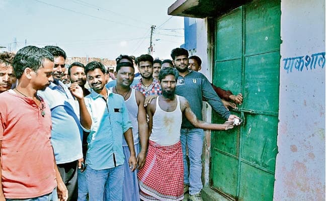 मध्याह्न भोजन पर हंगामा, रसोई में जड़ा ताला, भोजन से वंचित रहे बच्चे