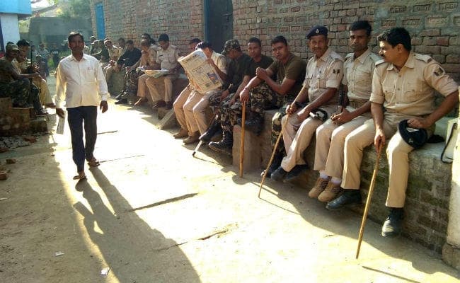कैमूर : पटवन विवाद में हत्या के बाद गांव में तनाव, मौके पर पहुंचे SDO पर हमला, गांव में पुलिस बल तैनात