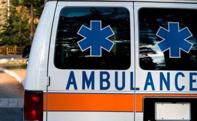 एम्बुलेंस ने खड़ी ट्रैक्टर-ट्राली का टक्कर मारी, तीन लोगों की मौत
