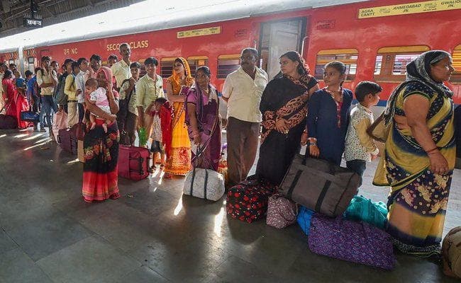 गुजरात : प्रवासी मजदूरों का पलायन जारी, राजनीतिक दल आरोप-प्रत्यारोप में व्यस्त