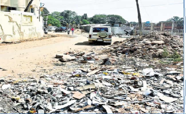 टूटी सड़कों, गंदगी से भरी नालियों और कचरे के अंबार को पार करने के बाद ही भक्त पहुंच पायेंगे माता के दरबार