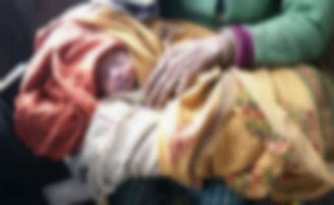 जमशेदपुर : जिस बच्चा को 10 महीने पहले झाड़ियों में फेंक दिया था, उसी को पाने के लिए मां लड़ रही जंग