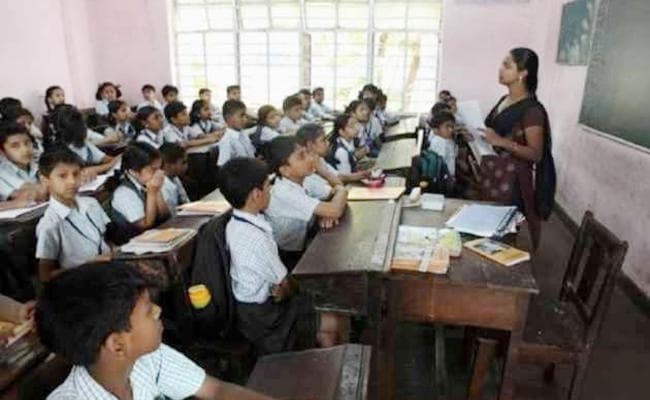 स्कूल में हिंदू-मुस्लिम बच्चों को अलग-अलग बैठाने के मामले में शिक्षक निलंबित, जांच के आदेश